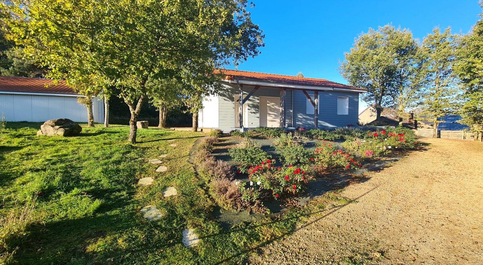 Chalet Bleu au pied du lac de Vassivière in Royère-de-Vassivière, Parc Naturel Régional de Millevaches en Limousin