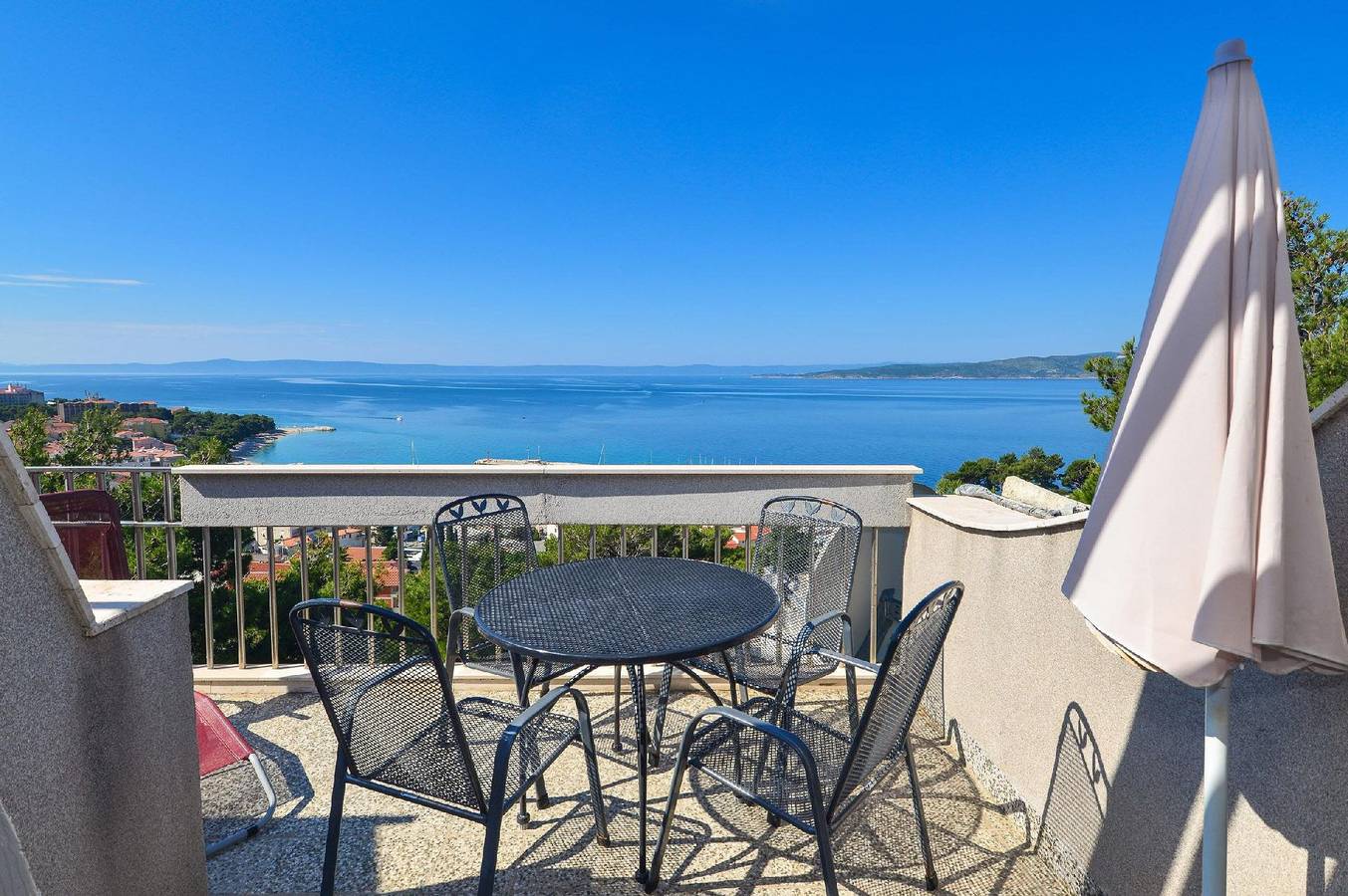 Appartement de vacances entier, Villa Biokovo, with a sea view between pines in Baška Voda, Makarska riviera