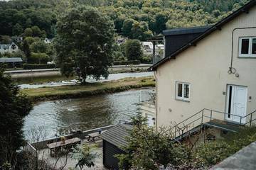 Gîte pour 4 personnes, avec terrasse et vue, animaux acceptés à Vresse-sur-Semois