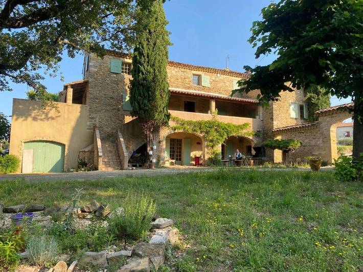 Location de vacances pour 11 personnes, avec vue ainsi que terrasse et piscine à Monteils (Gard)