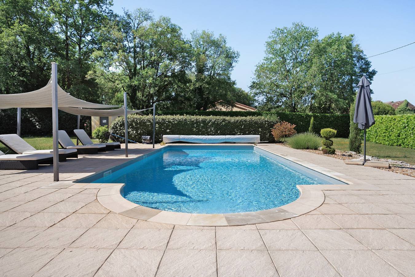 Charmante maison indépendante en pierre avec piscine, au cœur du Périgord sans vis à vis in Limeyrat, Périgord Noir