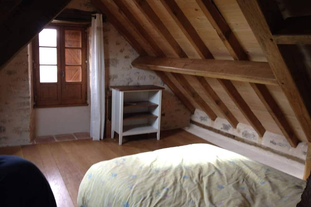 Ancien fournil rénové au cœur d'un village du causse proche des grands sites in Lentillac-du-Causse, Quercy