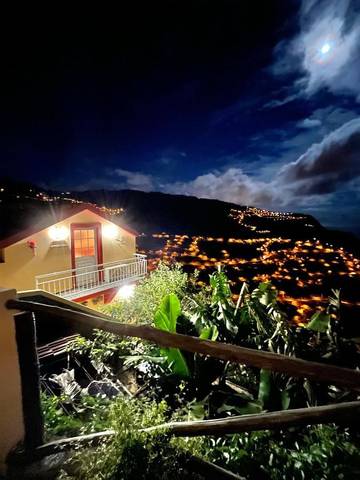 Location de vacances pour 3 personnes, avec jardin et vue dans Campanário