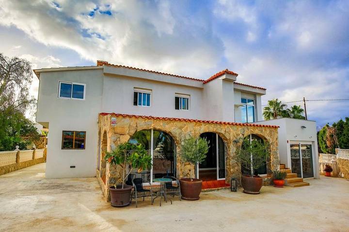 Villa pour 16 personnes, avec jardin ainsi que piscine et vue, animaux acceptés