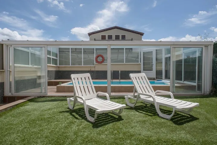 Apartamento de vacaciones para 4 personas, con jardín además de piscina y jacuzzi - 1