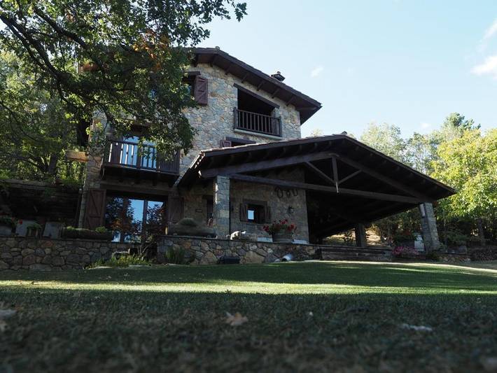 Casa rural para 10 personas, con jardín además de vistas y terraza, Se admiten mascotas en Berguedà