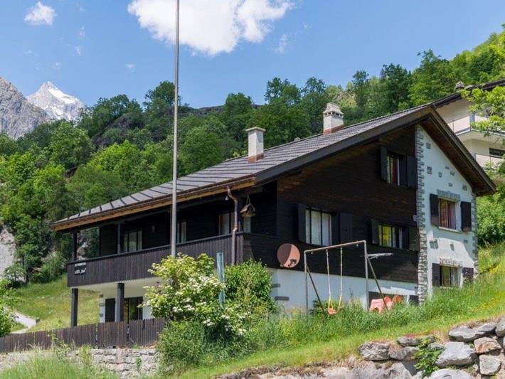 Ferienhaus für 8 Personen, mit Balkon/Terrasse und Balkon sowie Terrasse und Garten