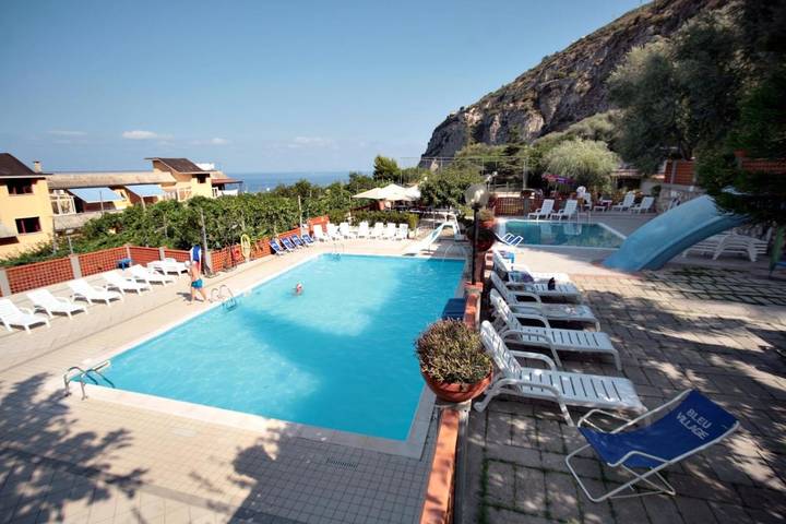 Villaggio vacanza per 4 persone, con Idromassaggio e Terrazza nonché Giardino e Piscina per bambini in Costiera amalfitana