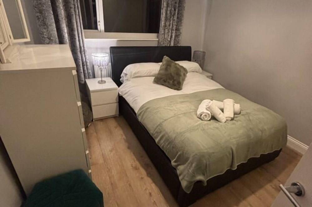 Ganze Wohnung, Komfort-Apartment-Ensuite mit Dusche-Balkon-Cozy in Crawley, West Sussex