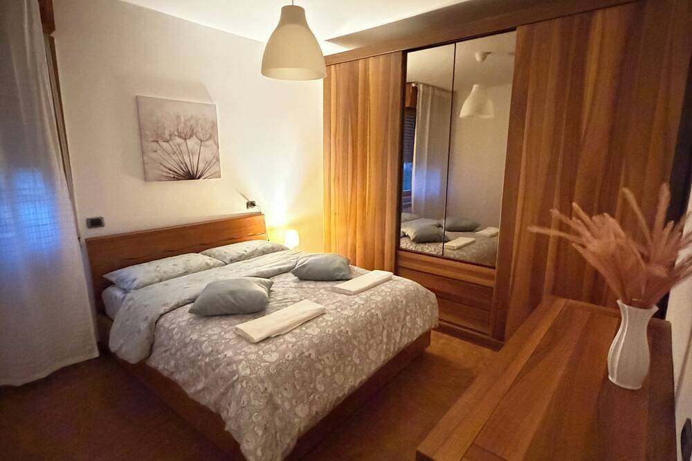 Entire apartment, Spacious apartment with terrace, free parking in Pisa, Italian Riviera