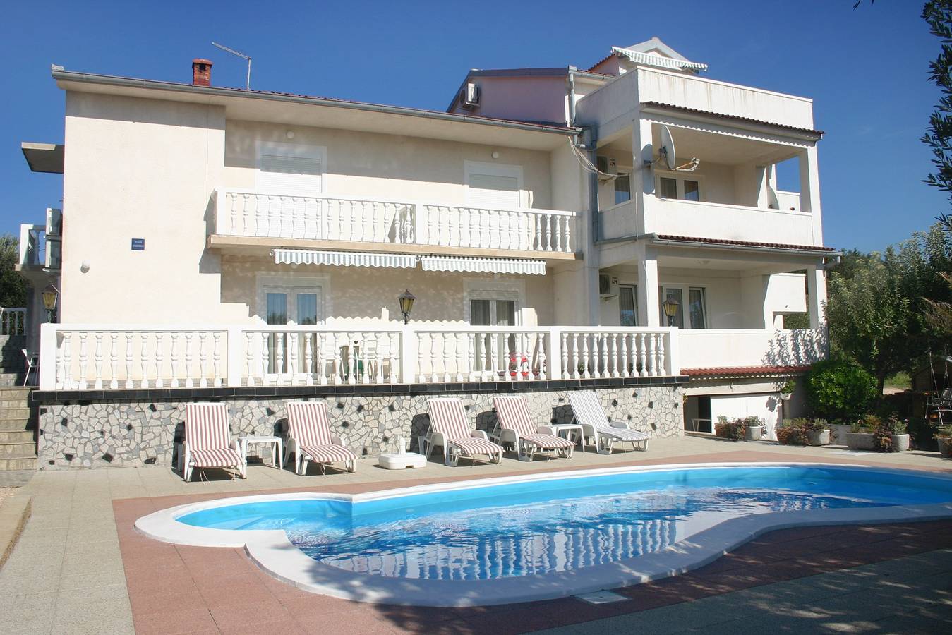 Ganze Wohnung, 2-Zimmer-Ferienwohnung mit Balkon und Meerblick Barbat (Rab) A-4951-b in Kaštel (Barbat), Barbat na Rabu