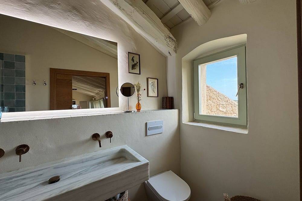 Haven of peace in the Garraf: 18th-century masia, sea view & exceptional light in Olivella, Garraf