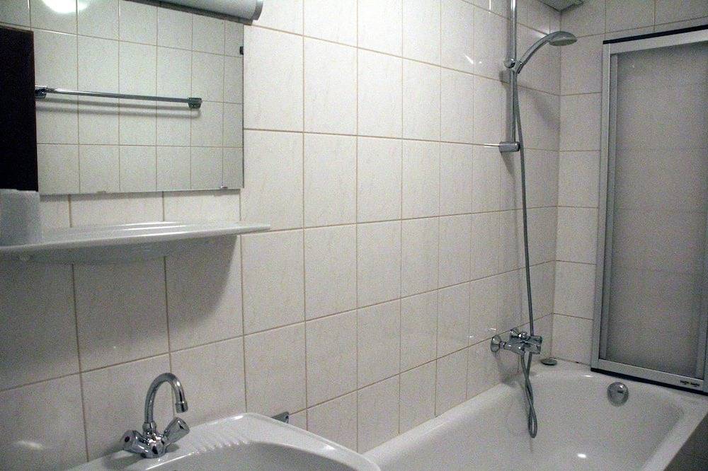 Ganze Wohnung, 1 Studio Flat walking distance to ski lifts (we have 2 in the same building) in Kaprun, Pinzgau