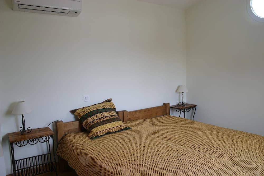 Gîte du Petit Mandon-Arles-Crau-Camargue: une maison pour 5 personnes avec spa in Arles, Côte méditerranéenne (France)