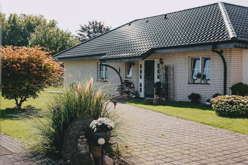 Bungalow mit Basketballplatz in Lemgo, Kreis Lippe