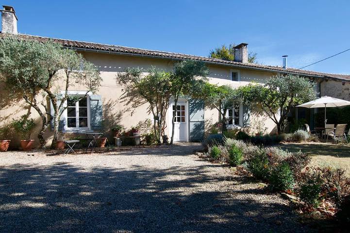 Gîte pour 12 personnes, avec jardin à Clussais-la-Pommeraie