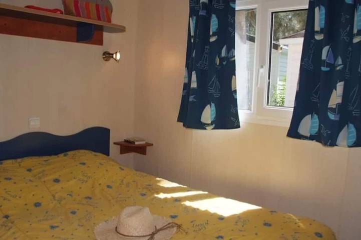 Zecamping 3* pataugeoire piscine locatif Tv clim 32m2 8 pers in Saint-Mitre-les-Remparts, Mediterranean Coast (France)