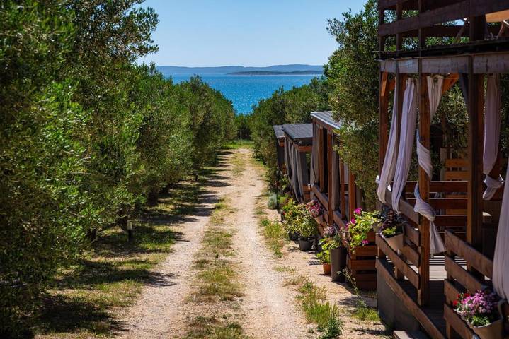Camping pour 6 personnes, avec Terrasse ainsi que Jardin et Vue à Pakoštane - 4