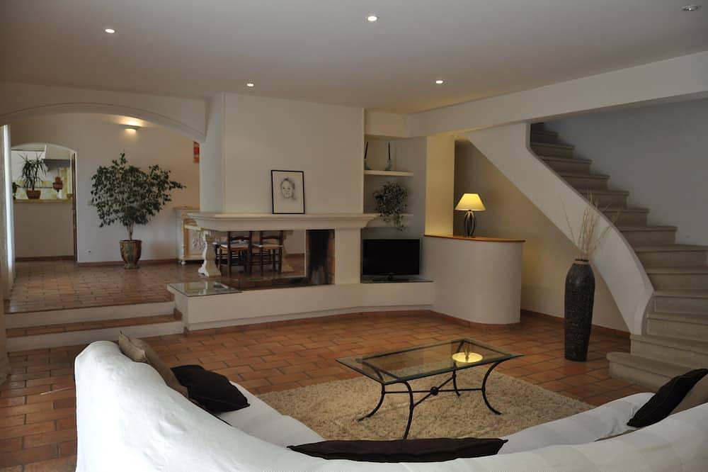 Villa Provençale privater Pool mit Balneotherapie auf 3500 m2 Grundstück Wifi in Villelaure, Regionaler Naturpark Luberon