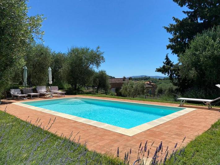 Appartamento per 2 persone, con Balcone e Terrazza nonché Giardino e Piscina a Poggibonsi