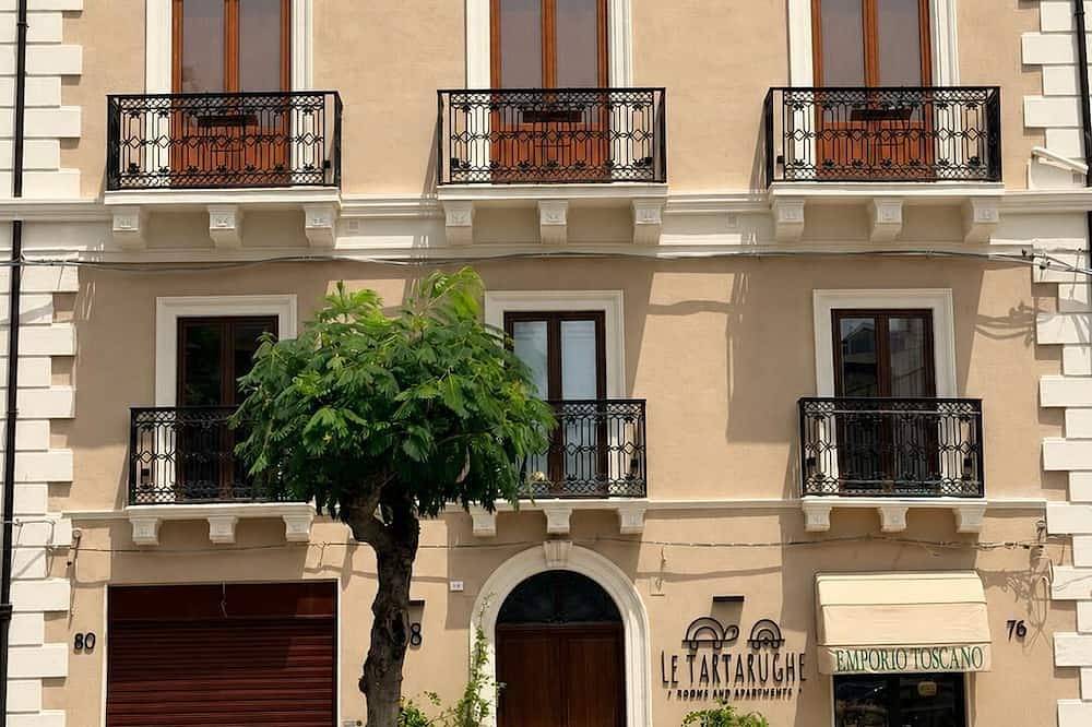 Refined structure in Milazzo, designed to experience an exclusive stay. in Milazzo, Province de Messina