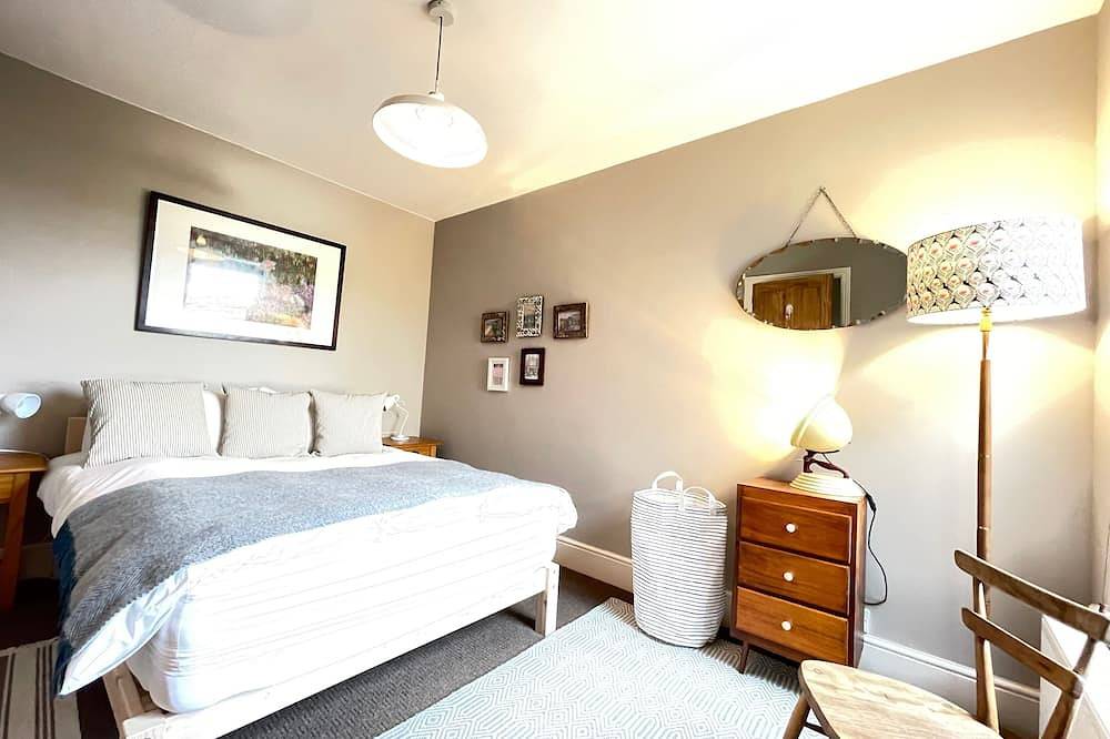 Neptune Cottage Whitstable; 3 bedroom cottage, beautiful garden; 5 mins beach. in Whitstable, Kent