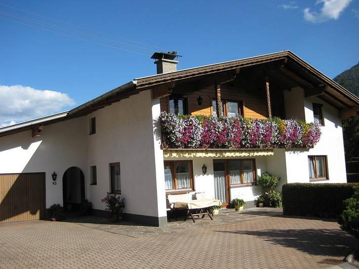 Ferienwohnung für 7 Personen, mit Balkon und Garten sowie Ausblick im Stubaital