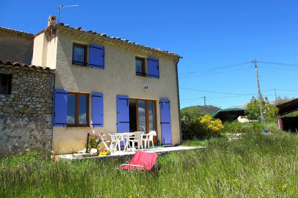 Das Haus von Chateau Ricard und seine pastorale Ansicht in La Palud-sur-Verdon, Regionaler Naturpark Verdon