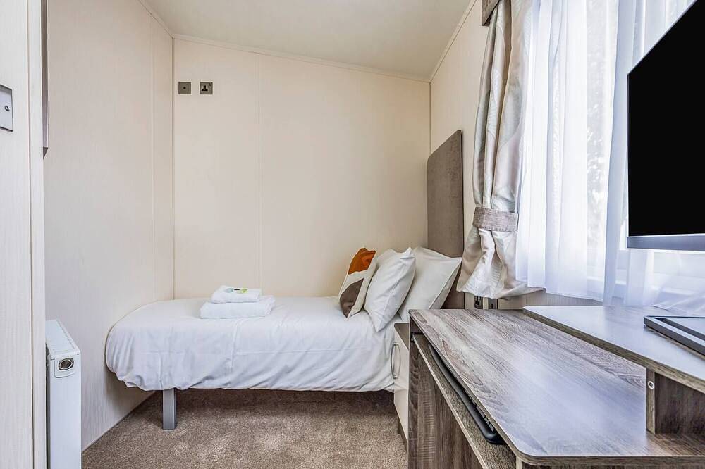 Charming Chalet at Lakeside Park - Pass the Keys in West Sussex