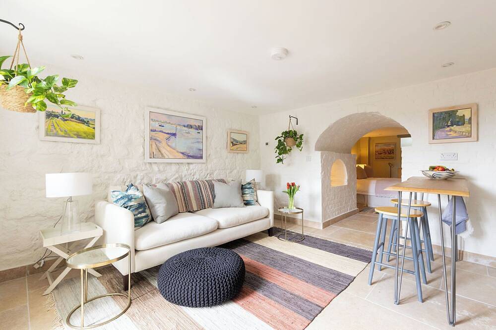 Entire apartment, A tastefully designed studio set just a few steps away from Arundel town centre in Arundel, South Downs