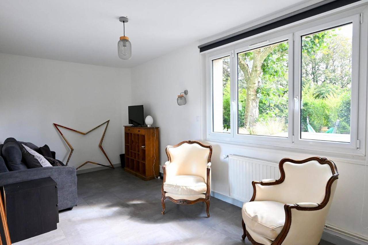 Appartement entier, Three-Bedroom Apartment in L'Étrat, Loire