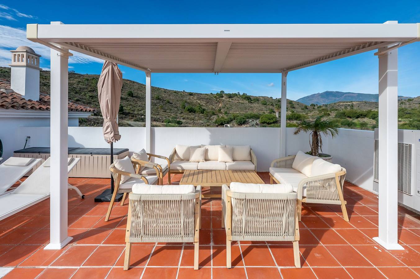 Ganze Wohnung, Apartment „Paraiso Pueblo“ mit Meerblick, Wlan und Klimaanlage in El Paraiso Golf Estepona, Benahavís
