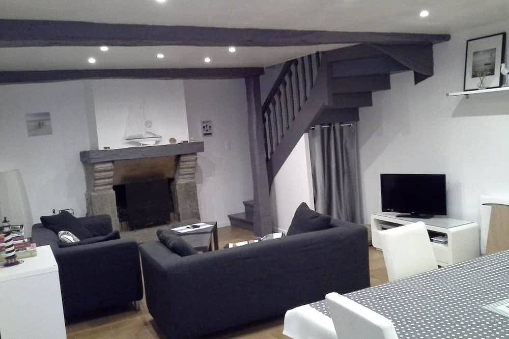 Pies De La Casa En El Agua \"El Augmar\" in Quettehou, Región de Cherbourg