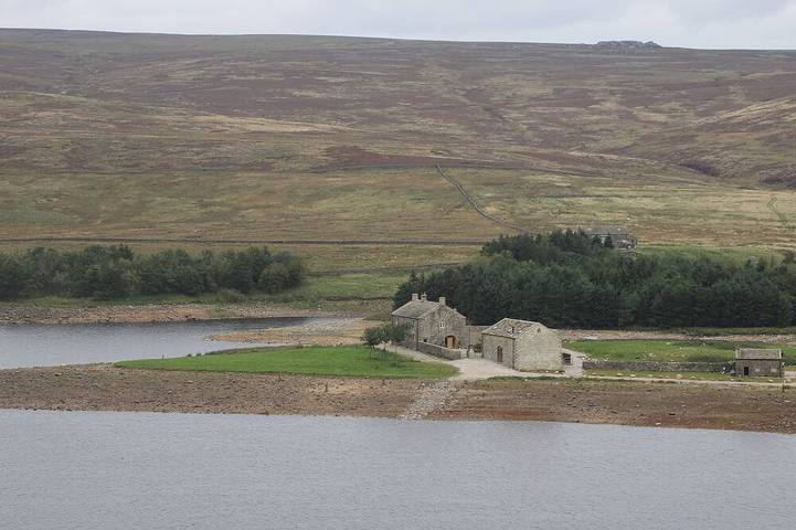 Cottage for 4 people, with garden and hot tub, with pets in Yorkshire Dales National Park
