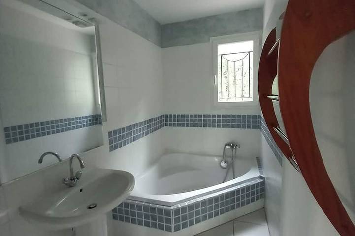 Location de vacances pour 6 personnes, avec balcon et jardin à Sardan - 4