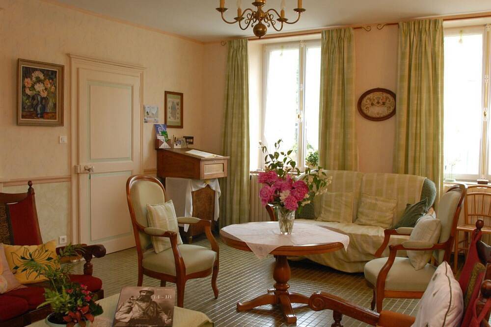 Chambres spacieuses avec salle d'eau, salon cheminée, jardin détente - Lorraine in Watronville, Verdun