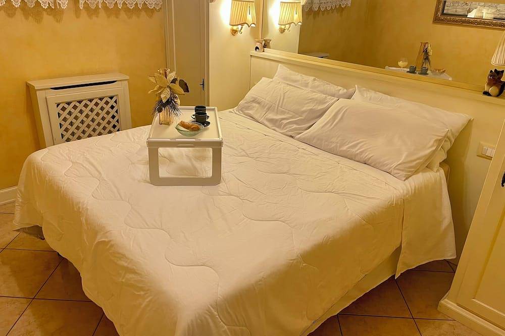 Entire apartment, Doctor House - Chic apartment a stone's throw from the lake in beautiful Desenzano in Rivoltella del Garda, Desenzano del Garda
