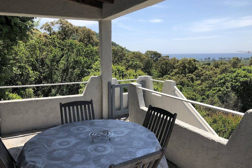 Detached house with 2 bedrooms, beautiful sea view and closed garden. in Fautea, Zonza