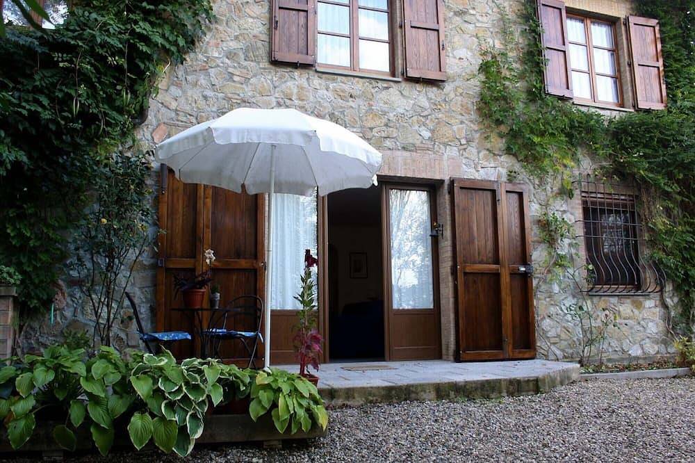 Hel lägenhet, Gite Montemirello, with garden and swimming pool in Murlo, Chianti