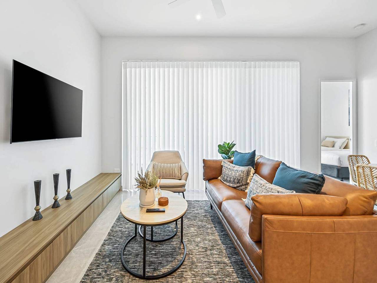 Entire apartment, Waterfront 2-Bed Oasis - Pool, Steam, Jacuzzi, Gym in Sunshine Coast