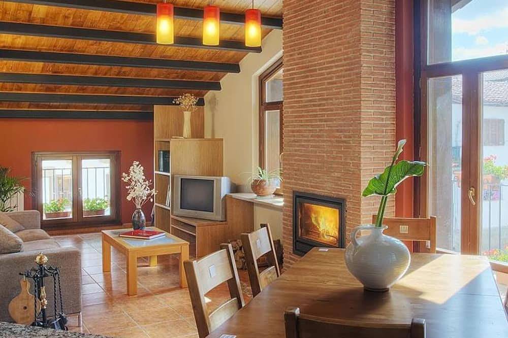 Casa rural 'Apartamento Ll' con vistas a la montaña, balcón y Wi-Fi in Ulzama, Pirineos