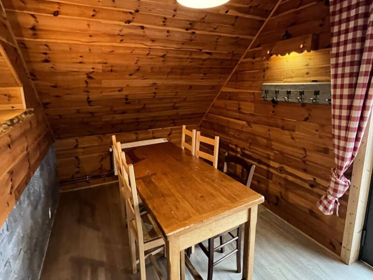 Appartement entier, Appartement à Prat-de-Bouc près des remontées mécaniques in Albepierre-Bredons, Parc naturel régional des Volcans d'Auvergne