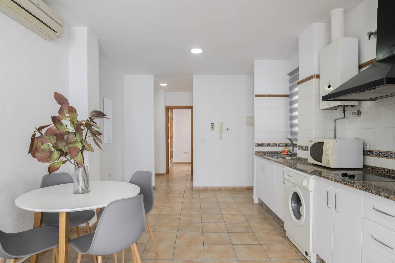 Entire apartment, 'Apartment Perez Zara 5' close to the Sea with Terrace & Wi-Fi in Conil de la Frontera, Costa de la Luz
