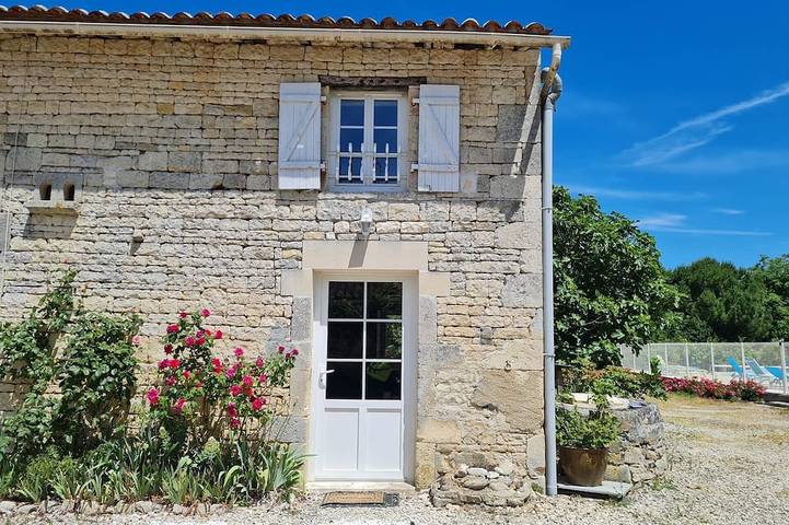 Gîte pour 6 personnes, avec piscine à Louzignac