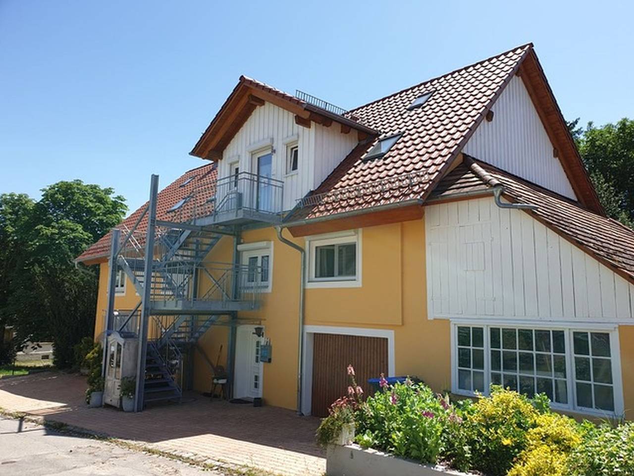 Ganze Ferienwohnung, Yogahaus Prasaad - Fünfbettzimmer 30 qm mit eigener Dusche und Etagen-Wc, max. 5 Personen in Engen, Hegau