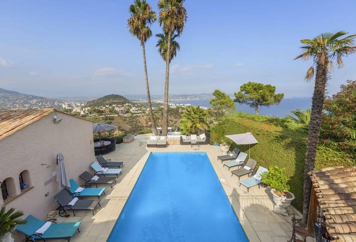 Villa pour 14 personnes, avec jardin ainsi que piscine et vue sur l’océan, adapté aux familles à Théoule-sur-Mer