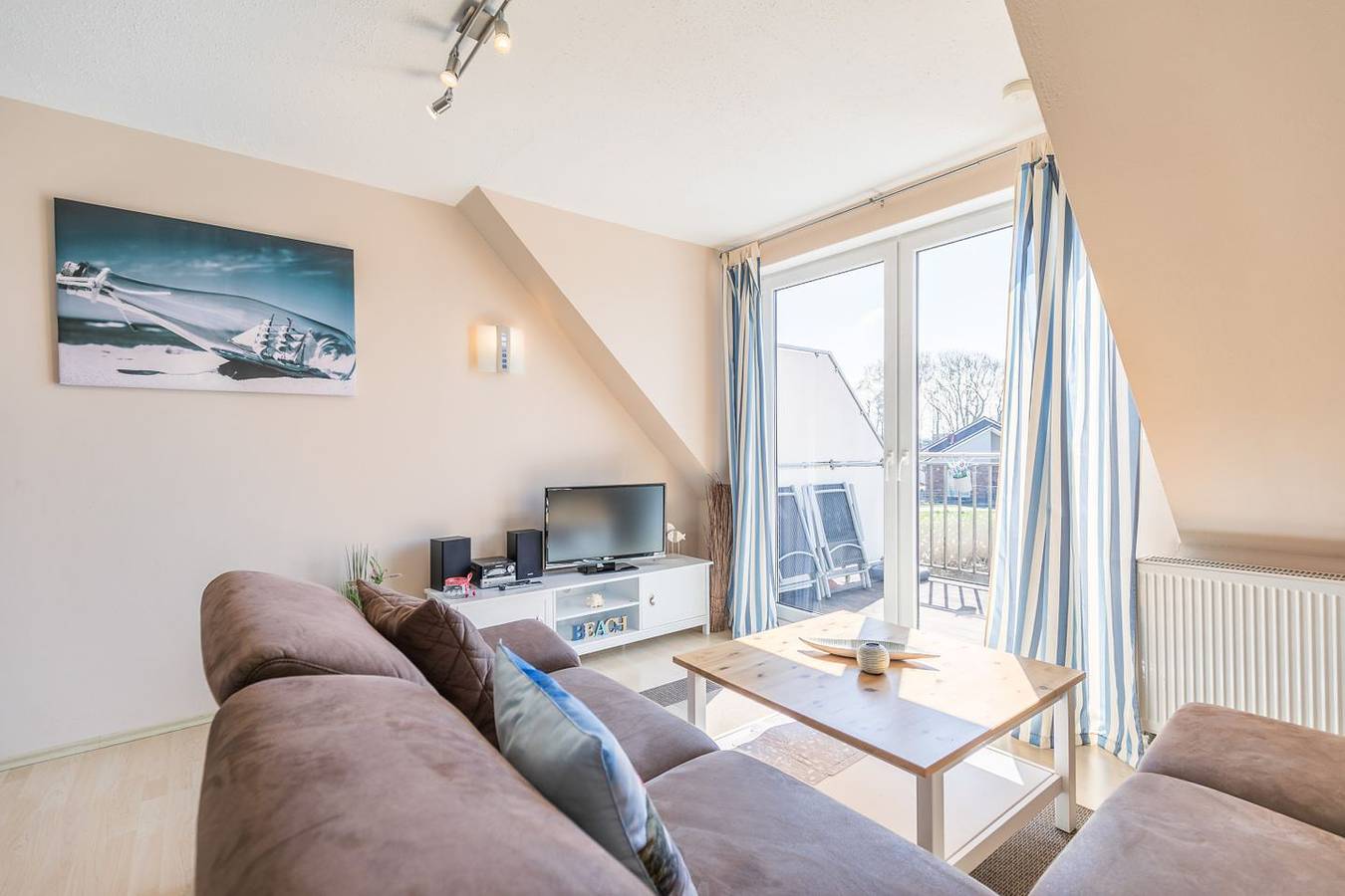 Ganze Wohnung, Haus am Teich Whg. 2 Büsum – Süd-Balkon am Naturteich, 2 Zi / 3 Pers. in Büsum, Dithmarschen