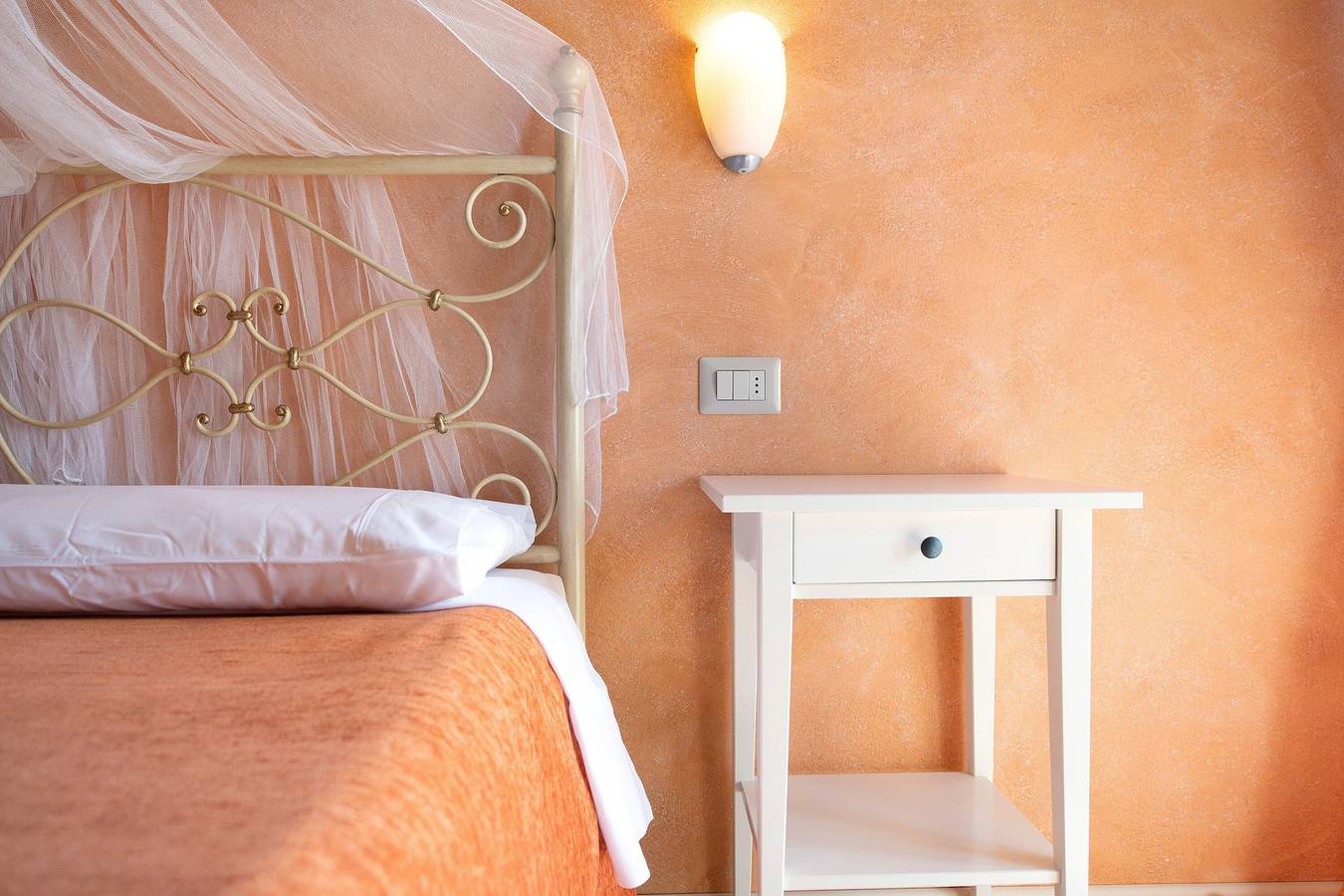 Bed & Breakfast 'Giardini Di Corte - Dalia' mit Seeblick, Wlan und Klimaanlage in Maderno, Toscolano-Maderno