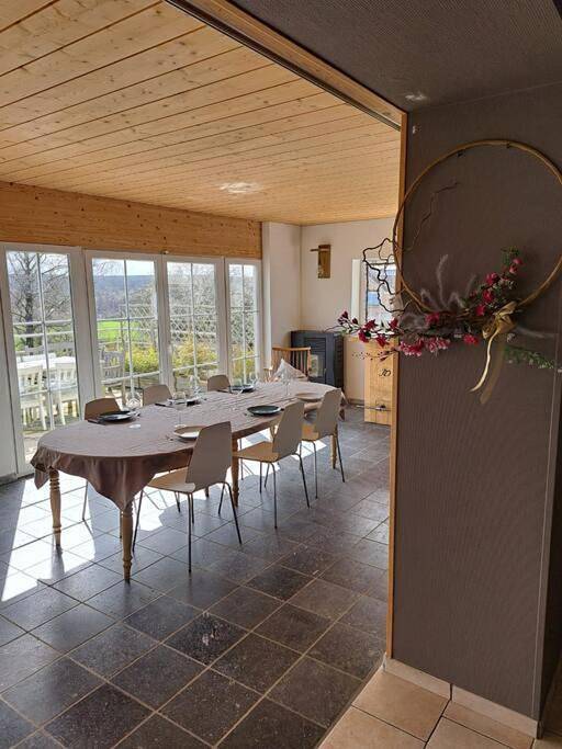 Location de vacances pour 8 personnes, avec vue ainsi que piscine et jardin, animaux acceptés à Florennes - 3