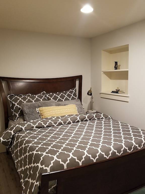 1Bd/1Bth w/kitchenette, 1 mile to Space Needle, 75 walk score, free parking in Seattle, King County